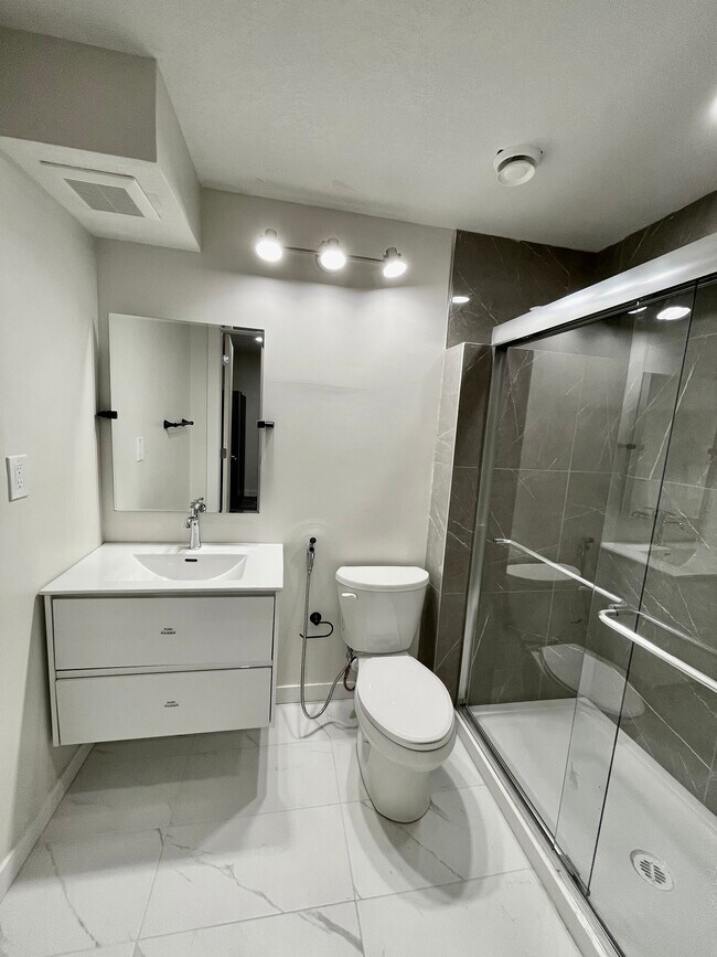 Photo du bâtiment - 1301 Mcconachie Blvd NW