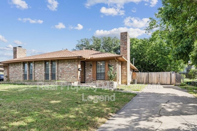 Building Photo - 8236 El Retiro Rd