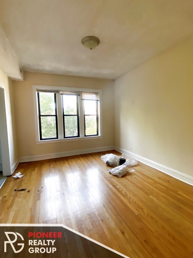 Building Photo - 3523 N Racine Ave