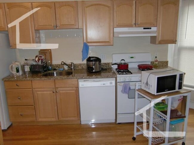 Building Photo - KENMORE 1 bedroom apartment - 9/1/26 NO BROKER FEE