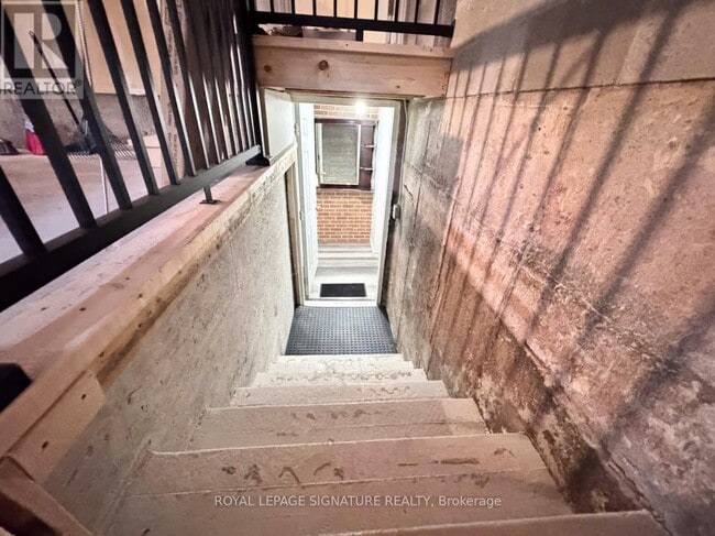 Building Photo - 285 Mississaga St