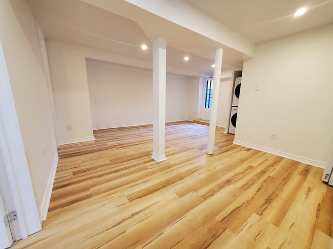 Photo du bâtiment - LARGE, very bright lower level loft apartm...