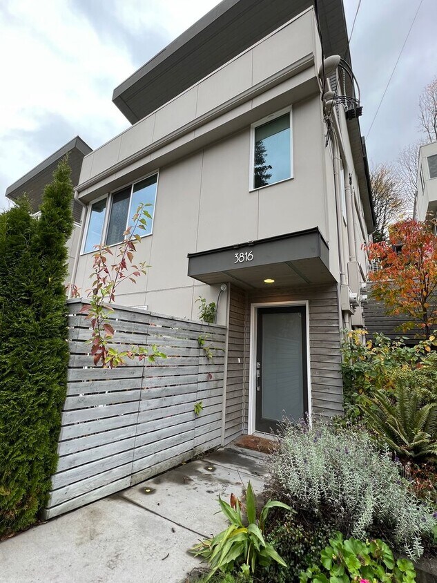 Amazing modern townhouse tucked away in pr... - Amazing modern townhouse tucked away in pr...