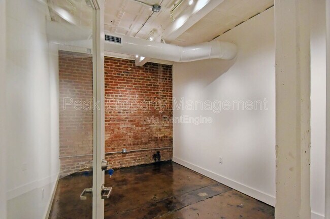 Building Photo - 132 N Sycamore St