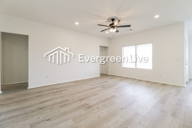 Foto del edificio - 32 10 Point Ln