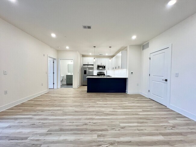 Foto del edificio - Modern 2-Bed, 2-Bath Apartment with Balcon...