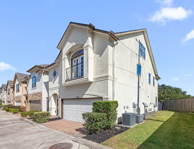 Foto del edificio - 9151 Lago Crest Dr