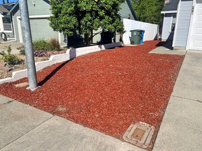 Building Photo - 3 Bedroom 2 Bath Duplex w/ Garage Vacavill...