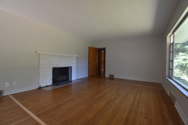 Building Photo - 814 S Eastside Dr