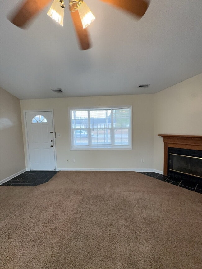 Building Photo - Stunning 3 Bedroom Home in Hubert-708 Covington Ct.