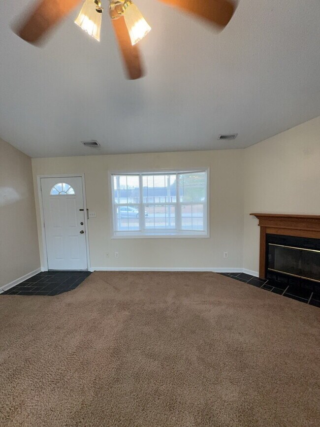 Foto del edificio - Stunning 3 Bedroom Home in Hubert-708 Covington Ct.