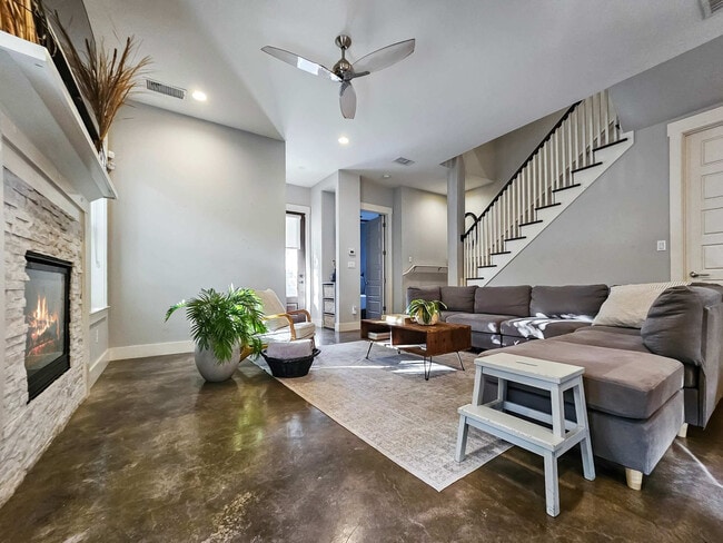 Building Photo - 803B Dawson Rd