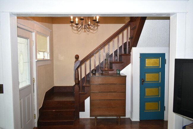 Foto del edificio - Charming 2 Bedroom 1 Bath 2 story Home in ...