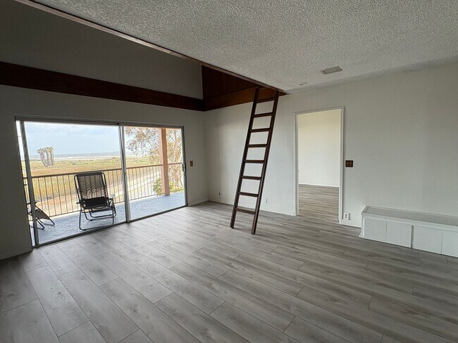 Foto del edificio - Coastal Comfort Meets Resort-Style Living ...