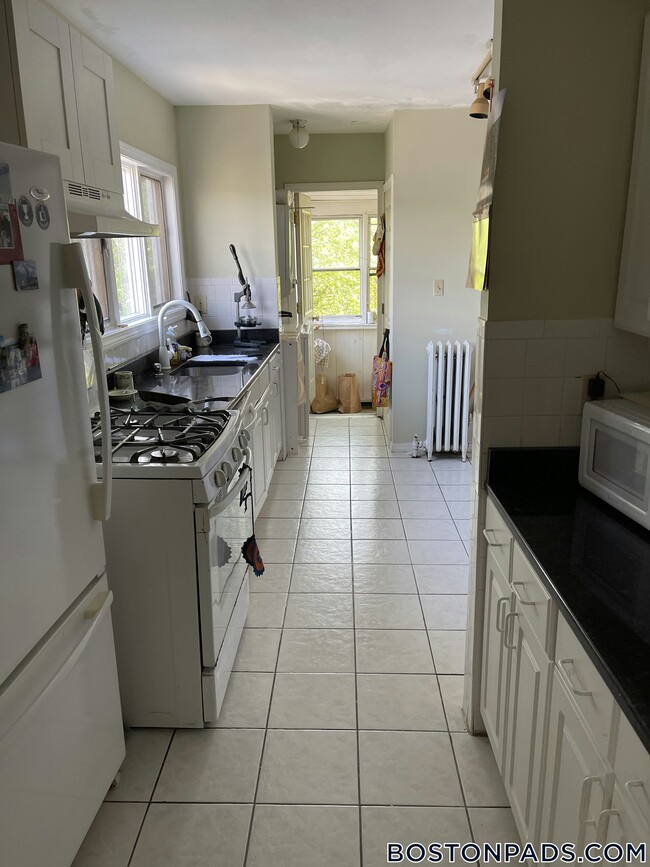 Building Photo - 10 Fessenden Rd