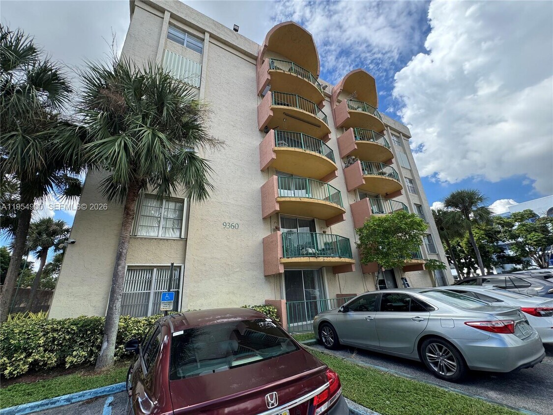 Foto del edificio - 9360 Fontainebleau Blvd