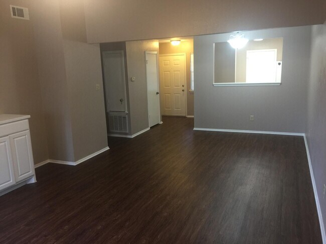 Foto del edificio - 2800 Longmire Dr