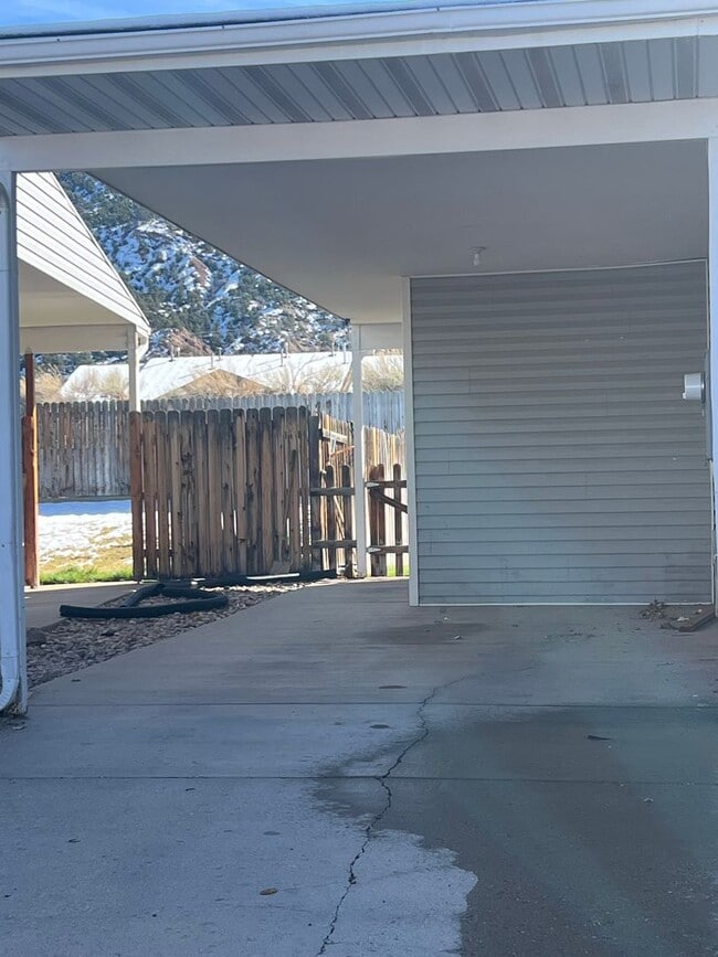 Building Photo - Bigger then it looks! 5 bedrooms 3.5 baths