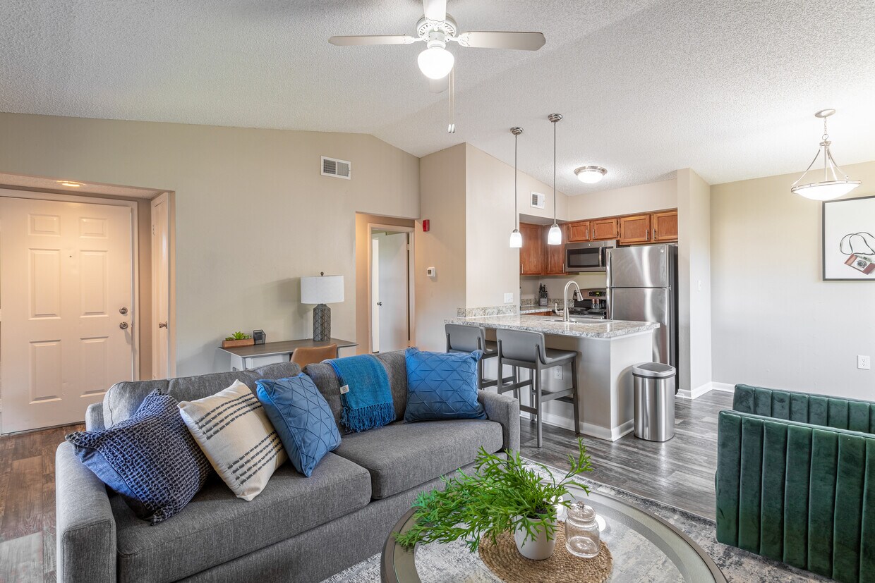 Foto principal - 7325 Goldenpointe Blvd