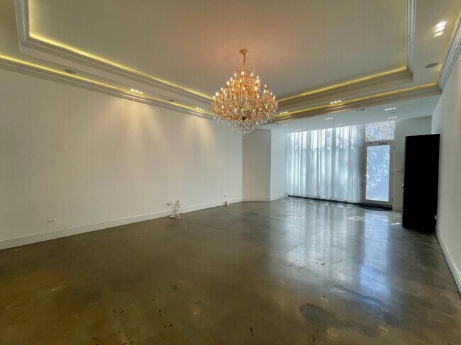 Building Photo - 839 N California Ave