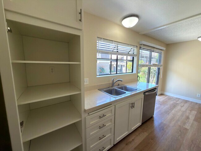 Foto del edificio - IRVINE 1 BED, 1 BATH CONDO- $2,675 ("THE SPRINGS" COMMUNITY)