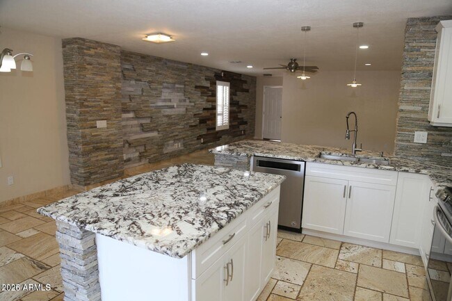 Building Photo - 1108 E Pinto Dr