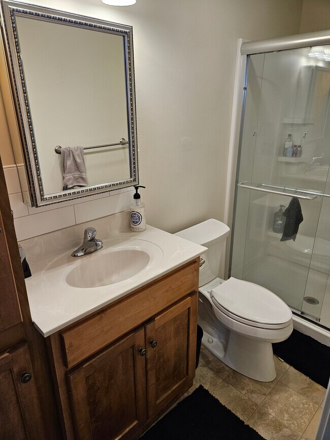 Front ensuite - 26 Carter Pl