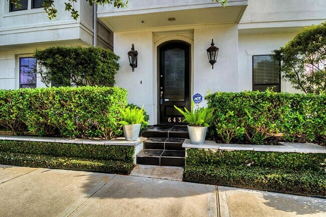 Building Photo - 643 Live Oak St