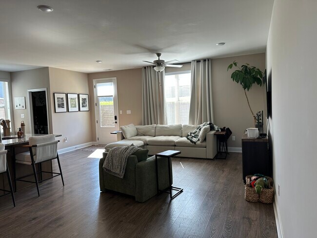 Foto del edificio - 1615 Mountain Quail Cir
