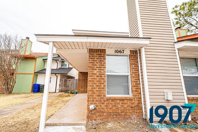 Foto del edificio - Updated 2-Bed, 1.5-Bath Townhome in NW Nor...