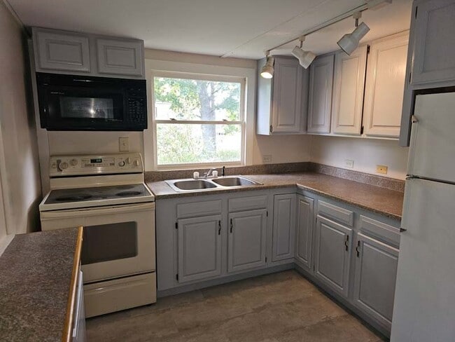 Foto del edificio - 11 Lakeshore Dr