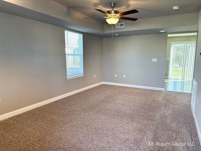 Building Photo - Newer 3 Bed Duplex in Blue Springs; Lee’s ...