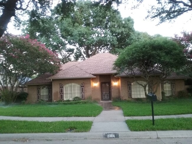 Building Photo - 2304 Canyon Valley Trl