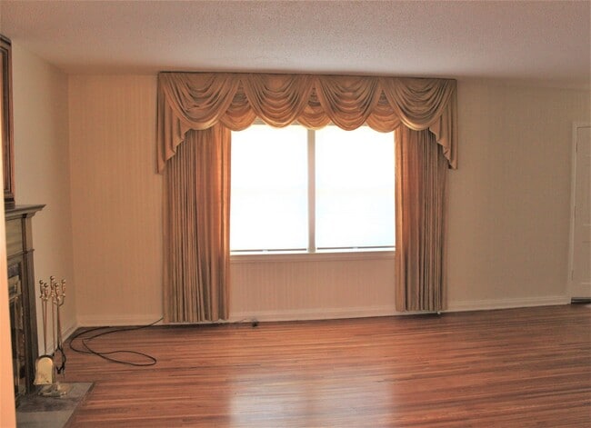 Building Photo - 3 bed 2 bath Riverside Home