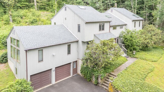 Building Photo - Beautiful Contemporary 3 Bedroom Home