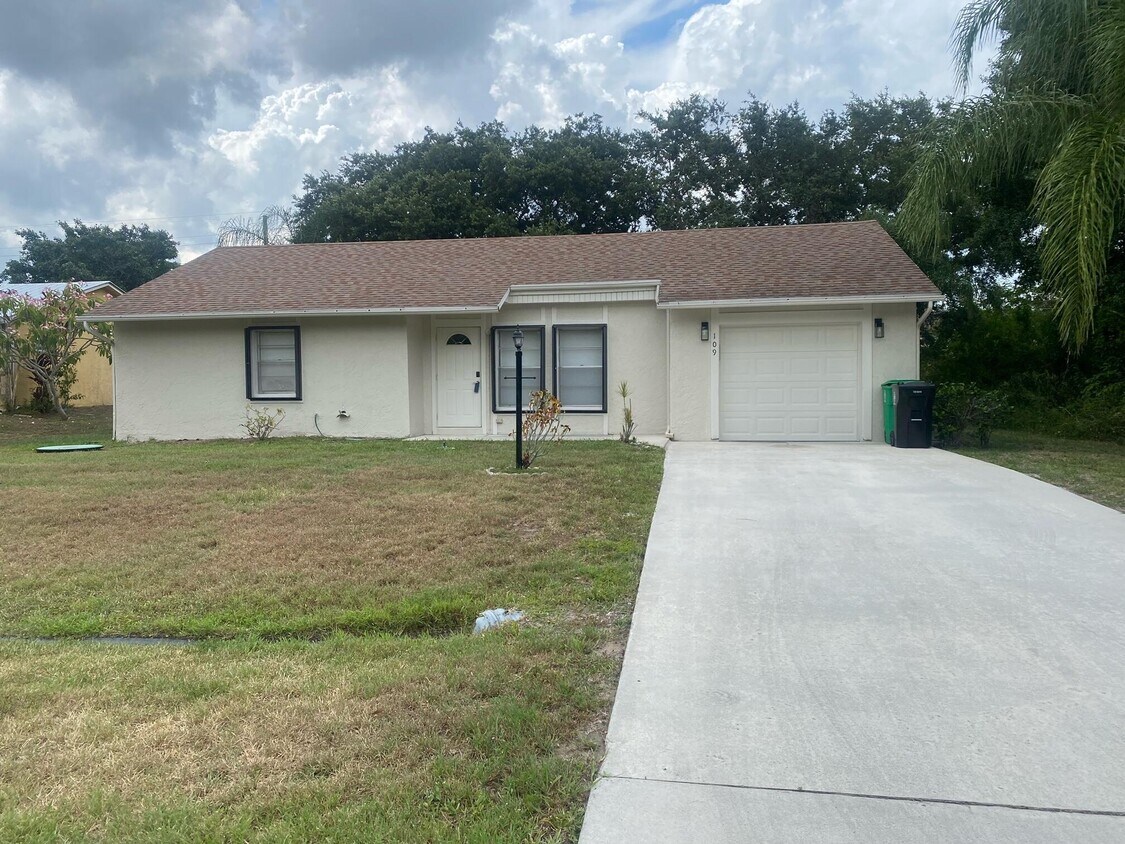 Primary Photo - 109 SW Essex Dr