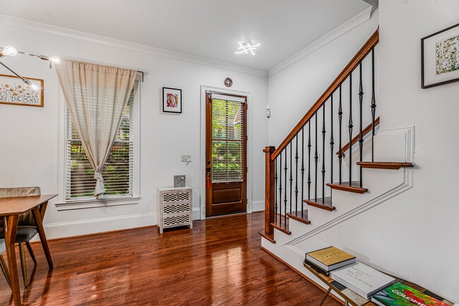 Foto del edificio - 395 Laurent St NW
