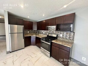 Building Photo - 608 Allen St