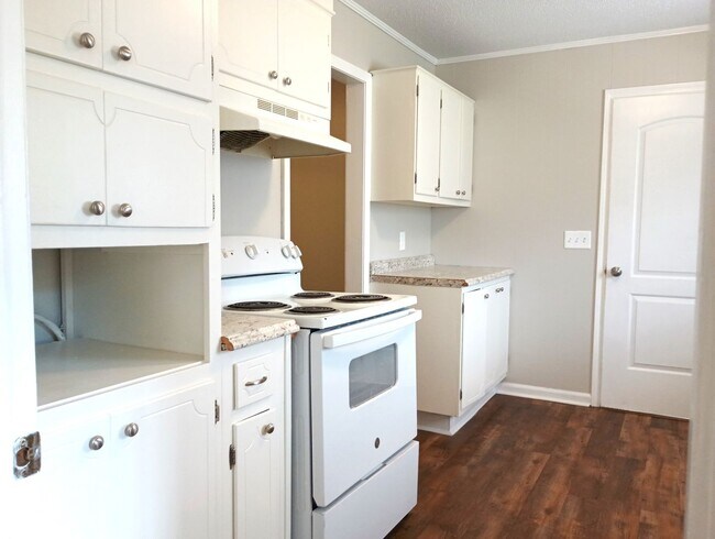 Foto del edificio - 4 Bedroom 3 Bath Coming Available!!