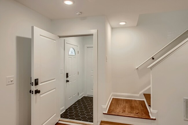 Building Photo - 406 S Columbia Dr