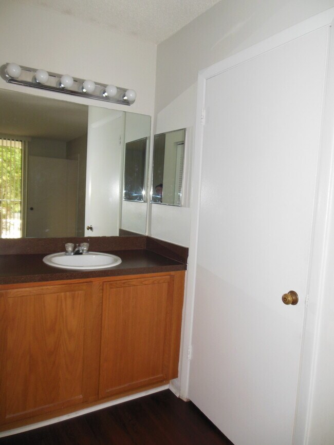 Foto del edificio - ONE BEDROOM ONE BATHROOM! WATERFRONT COMMUNITY!!