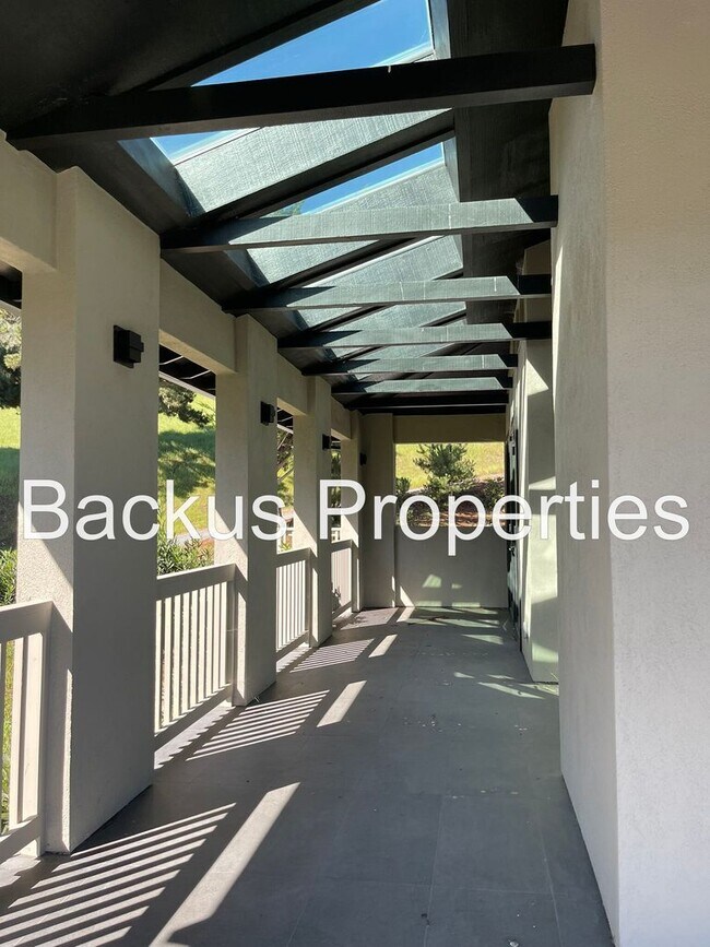 Foto del edificio - Wonderful three bedroom home with great views