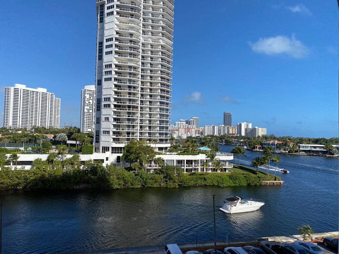 Foto principal - 20515 E Country Club Dr