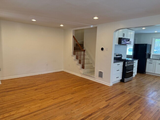 Foto del edificio - Newly Renovated 3-Bedroom, 1-Bathroom End-Row Townhome with Bonus Room & Backyard!