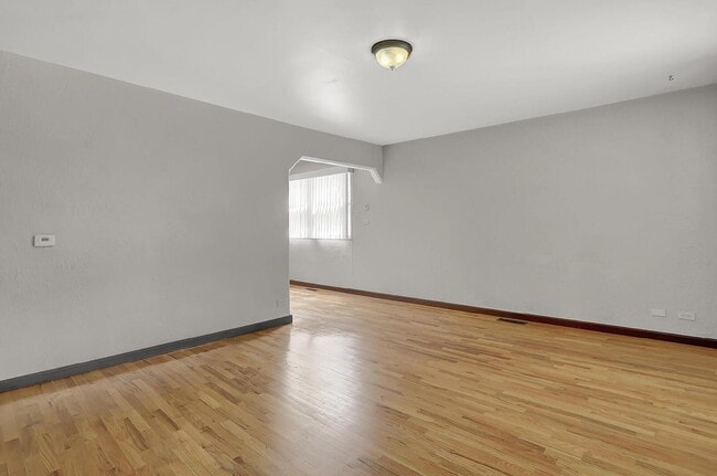Building Photo - 623 Iowa Ave