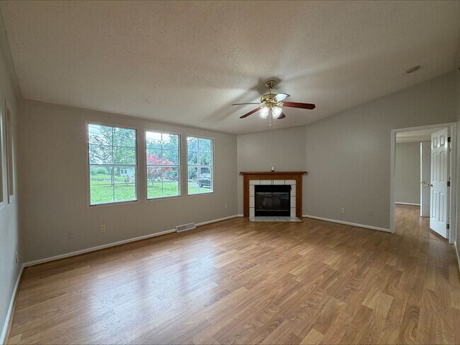 Building Photo - 3 Bed/2 Bath Home on large lot