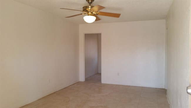 Foto del edificio - 568 W Wilson Ave