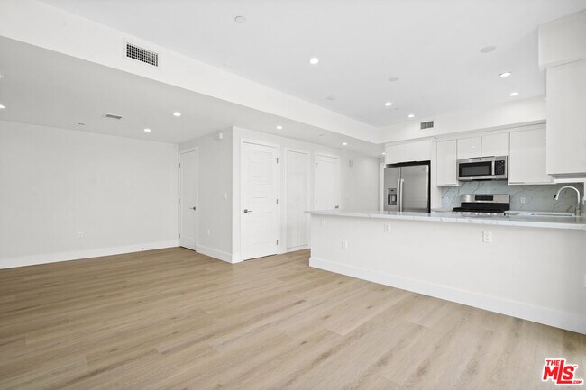 Building Photo - 11042 La Maida St