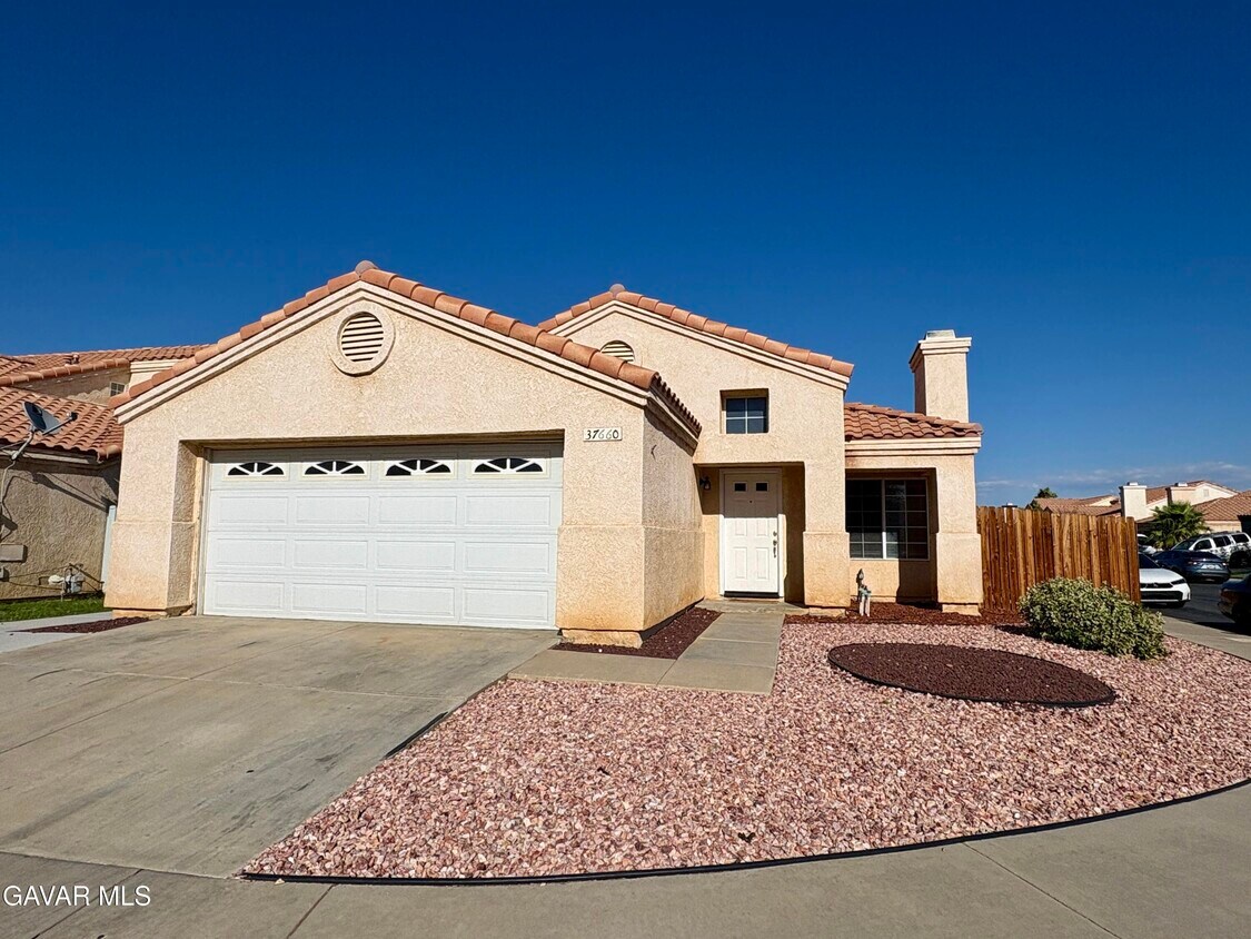 Foto principal - 37660 Cardiff St