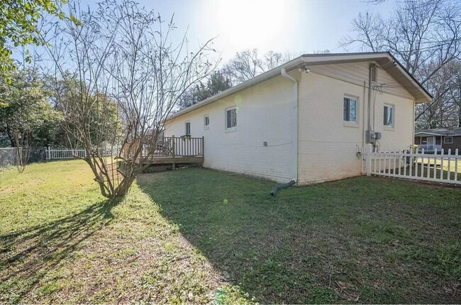 Building Photo - AVAILABLE MAY 15TH!